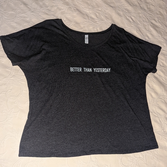 Tops - Better then yesterday Logo drapy Tshirt